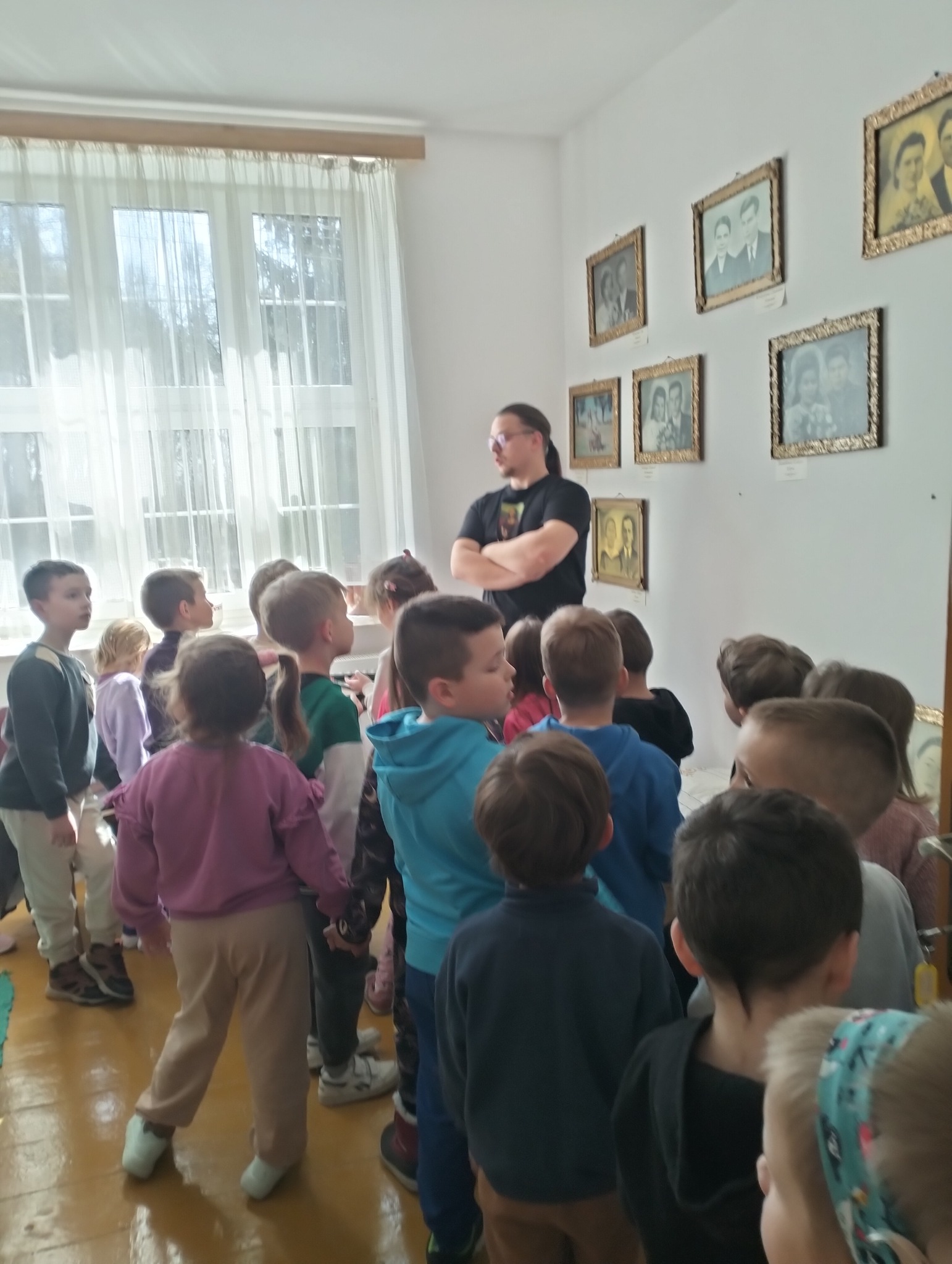 Mali turyści w Majdanie Ostrowskim